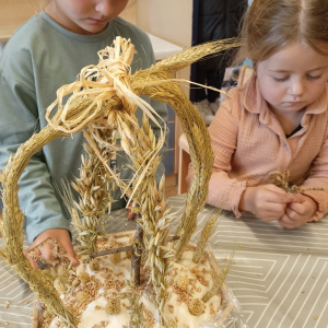 11_Herstellen_der_Erntekrone