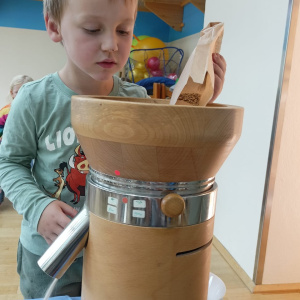 13_Wir_mahlen_Getreide